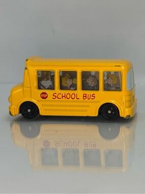 Takara Tomy Dream Tomica 2012 #154 Peanuts Gang Snoopy Yellow School Bus Diecast